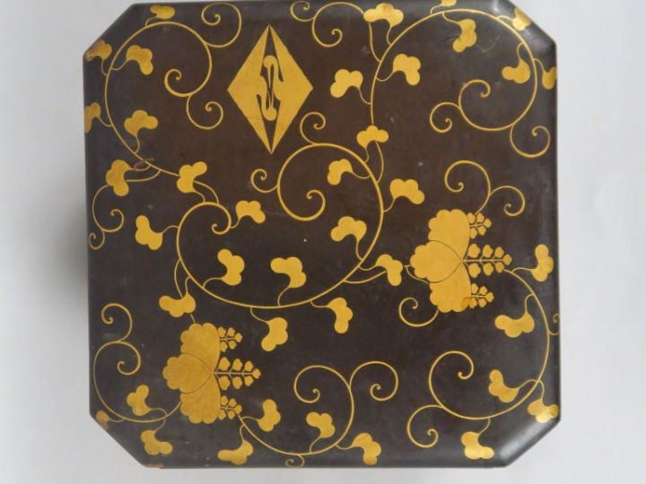 Petit coffret de forme octogonale reposant sur quatre pieds en bois la