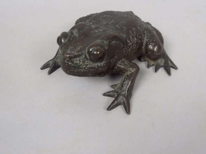Okimono en bronze de patine brune représentant un crapaud. Japon, vers