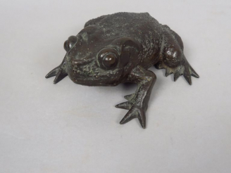 Vente aux enchères Okimono en bronze de patine brune représentant un crapaud. Japon, vers