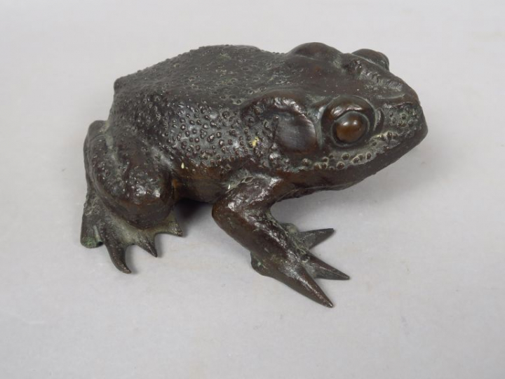 Okimono en bronze de patine brune représentant un crapaud. Japon, vers