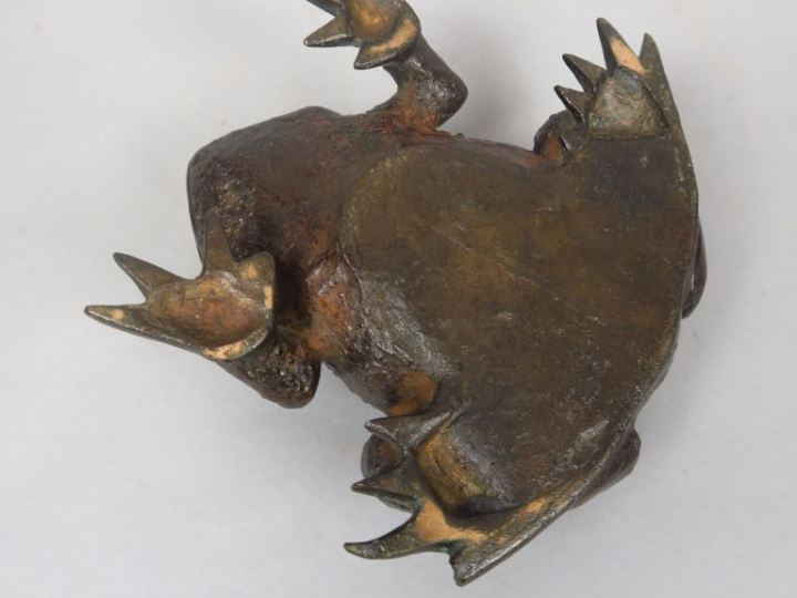 Okimono en bronze de patine brune représentant un crapaud. Japon, vers