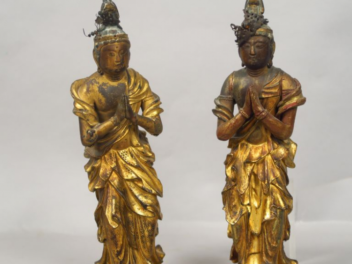 Deux sujets en bois laqué et doré, représentant des adorants, debout, 