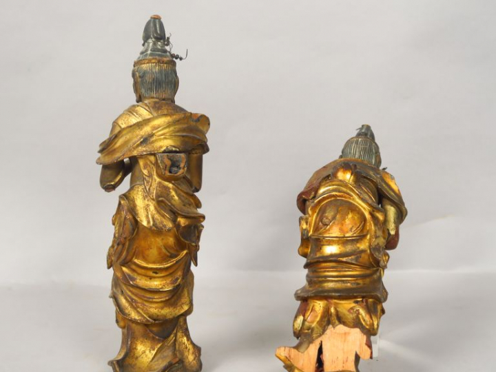 Deux sujets en bois laqué et doré, représentant des adorants, debout, 
