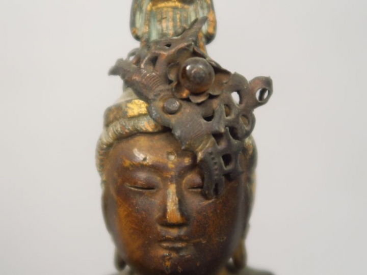 Deux sujets en bois laqué et doré, représentant des adorants, debout, 