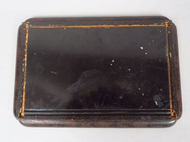 Petit plateau rectangulaire à angles lobés, sans doute partie haute d’