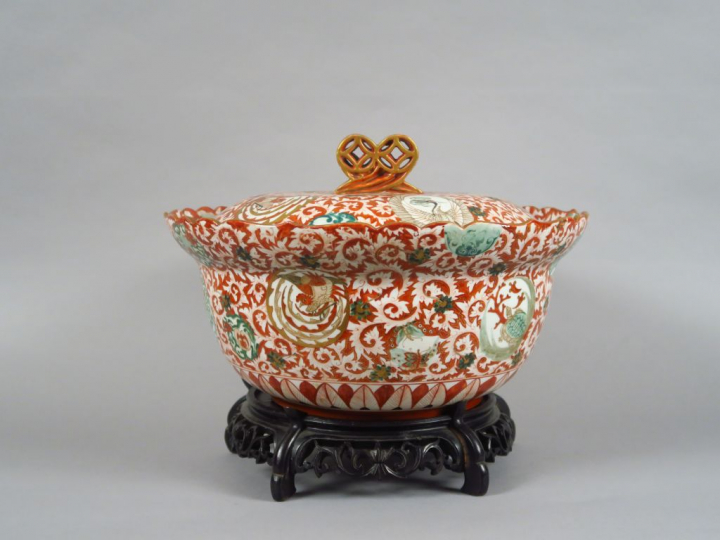 Grande coupe reprenant la forme d'une fleur de lotus en porcelaine de 