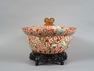 Vente aux enchères Grande coupe reprenant la forme d'une fleur de lotus en porcelaine de 