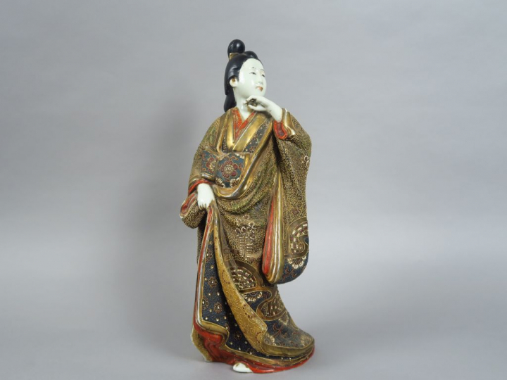 Statuette en porcelaine de Satsuma représentant une jeune femme en hab