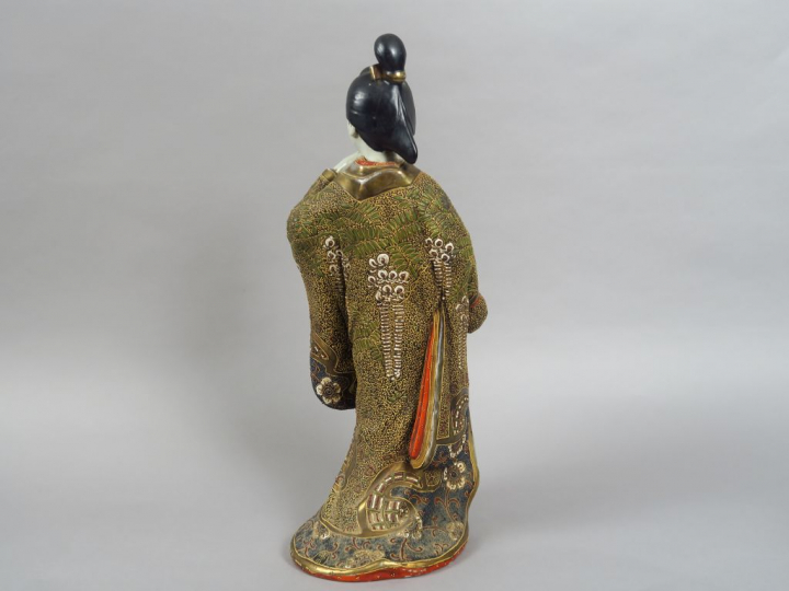 Statuette en porcelaine de Satsuma représentant une jeune femme en hab