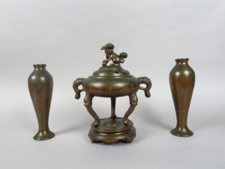 Vente aux enchères Garniture en bronze, à décor niellé de personnages. Comprenant : un br