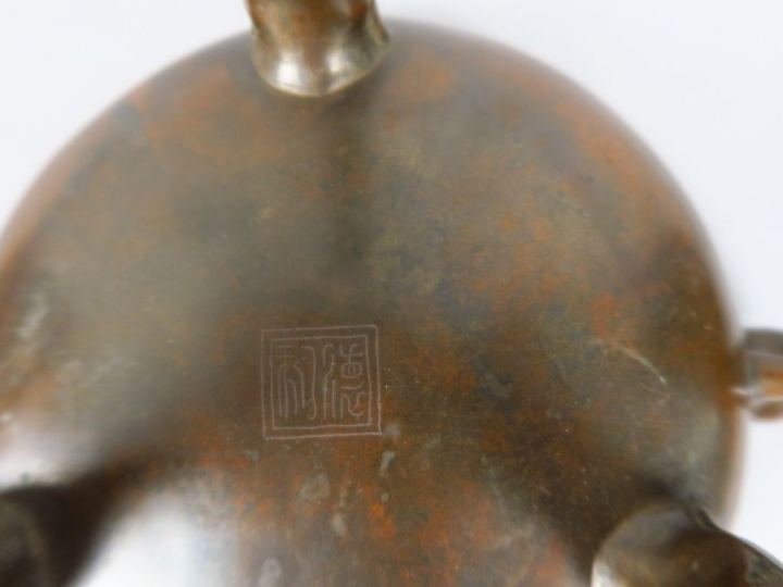 Garniture en bronze, à décor niellé de personnages. Comprenant : un br