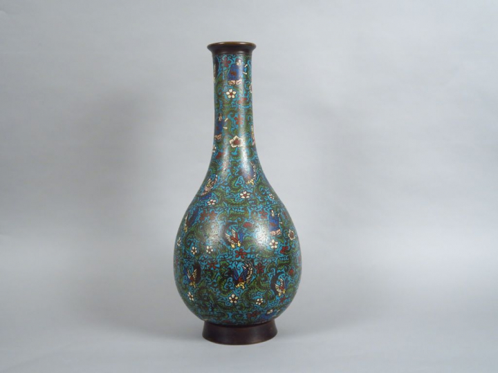 Vase pansu à long col en bronze, décor en émaux champlevés polychromes