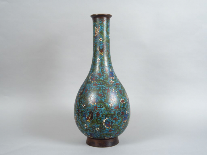 Vase pansu à long col en bronze, décor en émaux champlevés polychromes