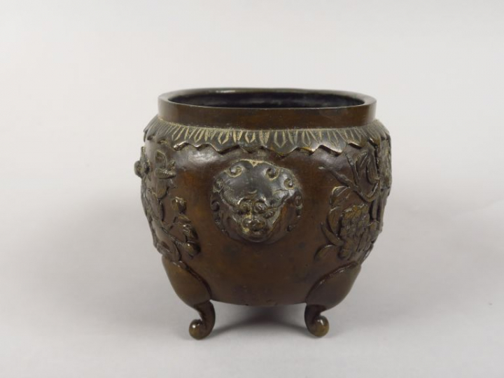 Petite jardinière en bronze de patine brun clair, à décor de phoénix e