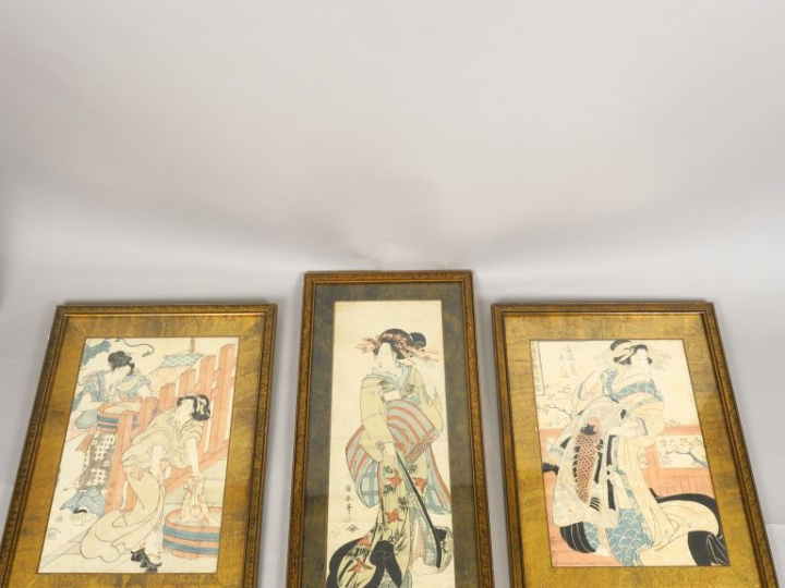 Lot de trois estampes, dont : - KUNIYASU, format hosoban, courtisane e