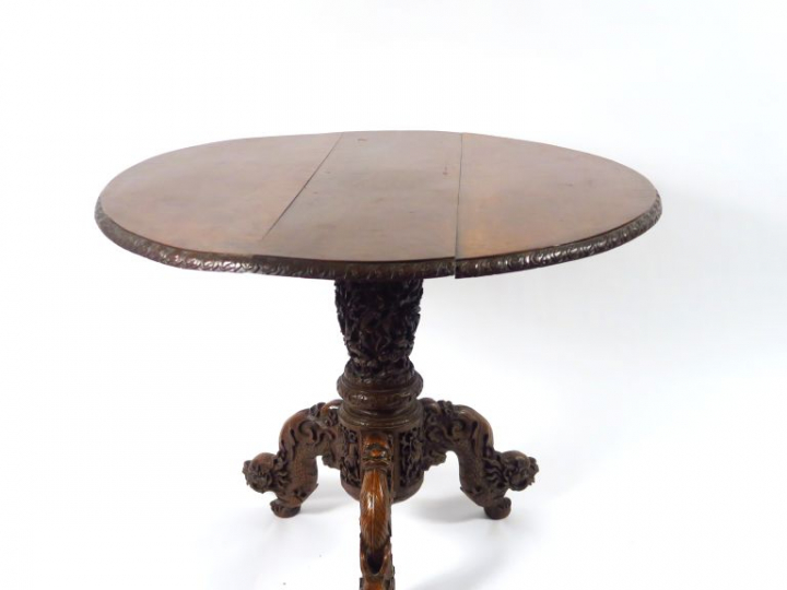 Guéridon tripode en bois de fer, à décor sculpté de dragons et de feui