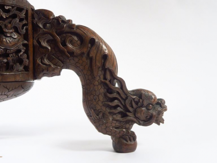 Guéridon tripode en bois de fer, à décor sculpté de dragons et de feui