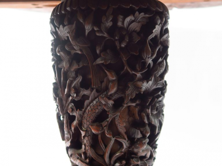 Guéridon tripode en bois de fer, à décor sculpté de dragons et de feui