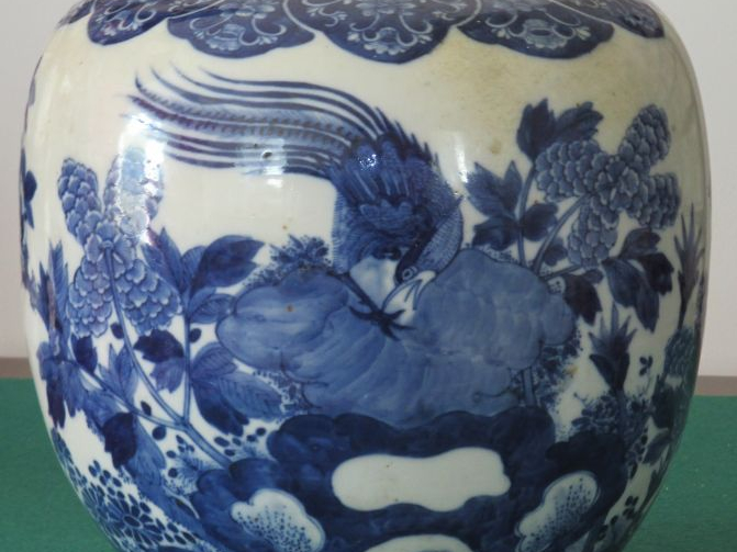 Vase à large panse et petit col, en porcelaine bleu-blanc, à décor d'u