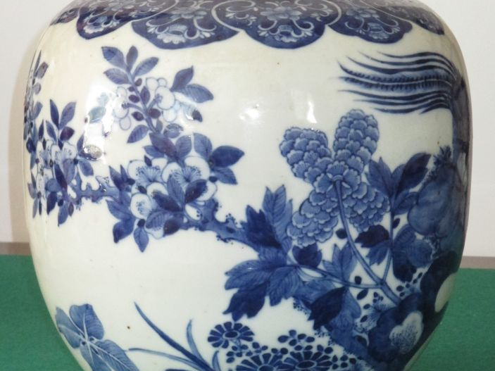 Vase à large panse et petit col, en porcelaine bleu-blanc, à décor d'u