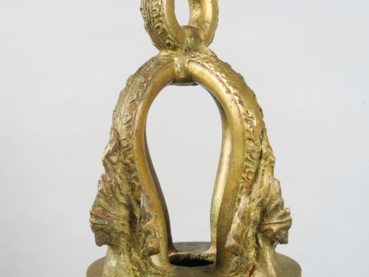 Cloche de temple en bronze dont l'anse est ornée  d'oiseaux stylisés  
