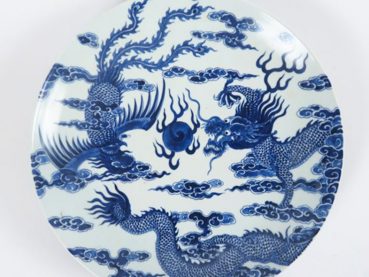 Plat en porcelaine, à décor de phenix et de dragon poursuivant la perl