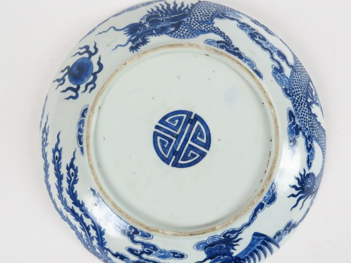 Plat en porcelaine, à décor de phenix et de dragon poursuivant la perl