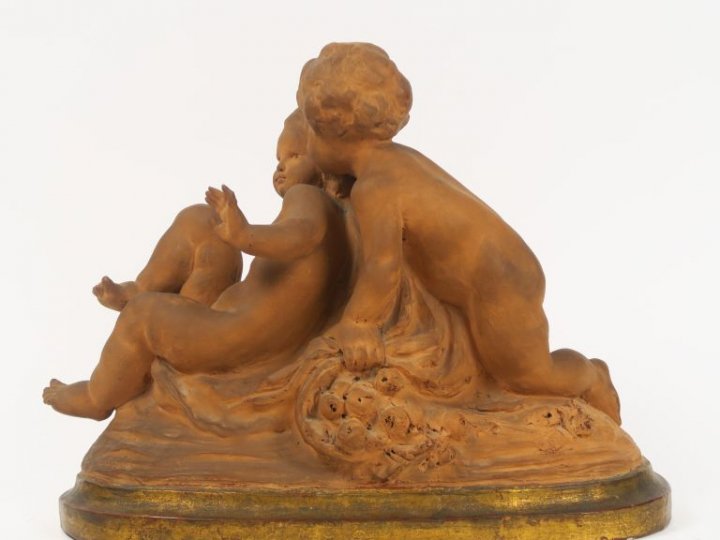 GENARELLI  "Puttis jouant" Groupe XIXème en terre cuite. Signé.  35 x 