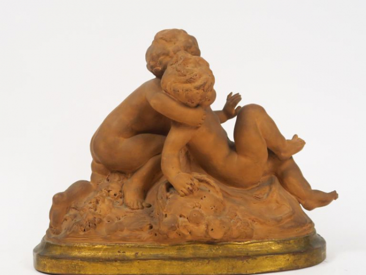 GENARELLI  "Puttis jouant" Groupe XIXème en terre cuite. Signé.  35 x 