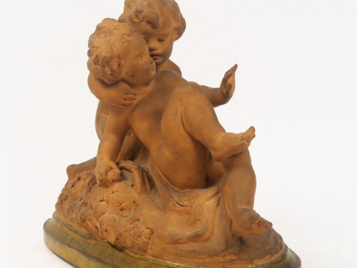 GENARELLI  "Puttis jouant" Groupe XIXème en terre cuite. Signé.  35 x 