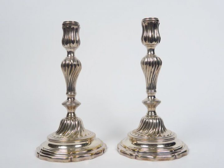 Paire de bougeoirs XVIIIème en bronze argenté. H. 26 cm (manque les bo