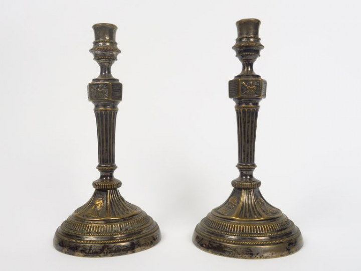 Paire de bougeoirs fin XVIIIème en bronze, à décor de profils de perso