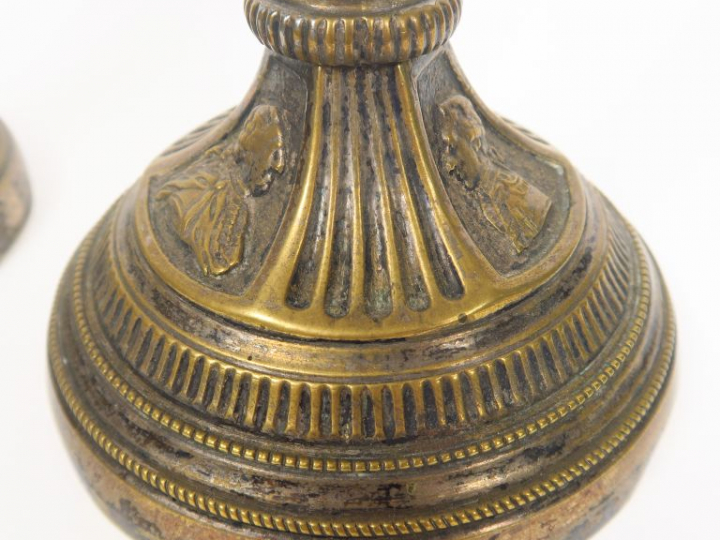 Paire de bougeoirs fin XVIIIème en bronze, à décor de profils de perso