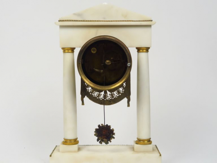 Pendule portique de style Louis XVI en albâtre et bronze, cadran signé