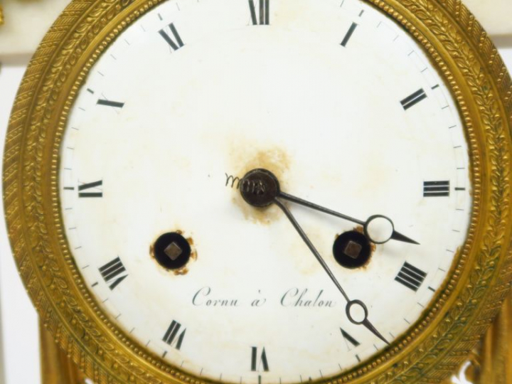 Pendule portique de style Louis XVI en albâtre et bronze, cadran signé