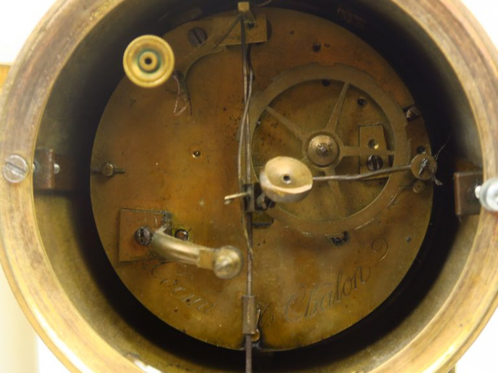 Pendule portique de style Louis XVI en albâtre et bronze, cadran signé