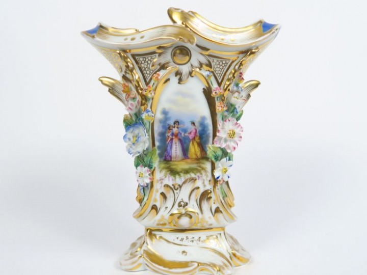 Vase cornet XIXème en porcelaine, à décor dans une réserve de jeunes f