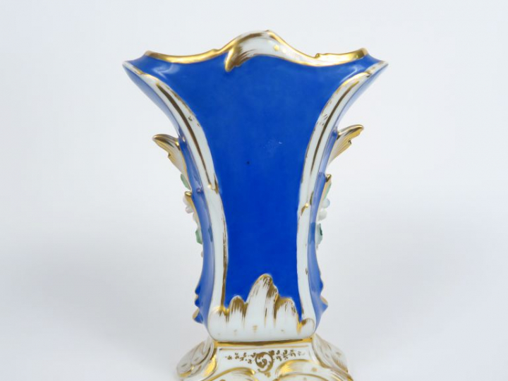 Vase cornet XIXème en porcelaine, à décor dans une réserve de jeunes f