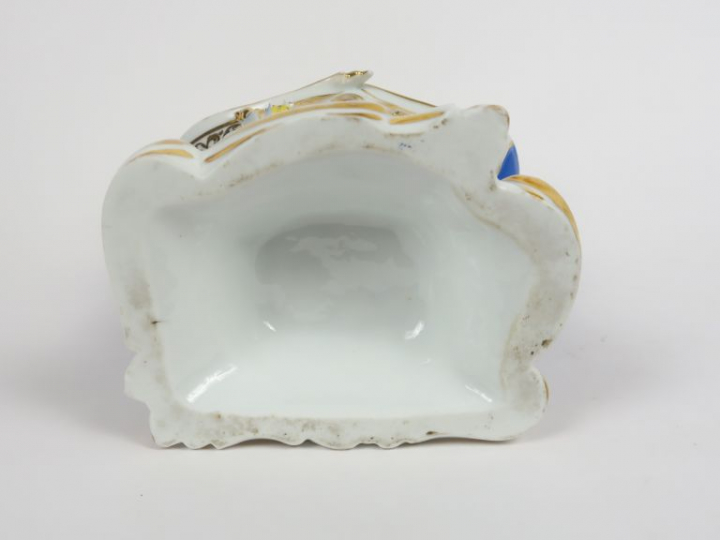 Vase cornet XIXème en porcelaine, à décor dans une réserve de jeunes f