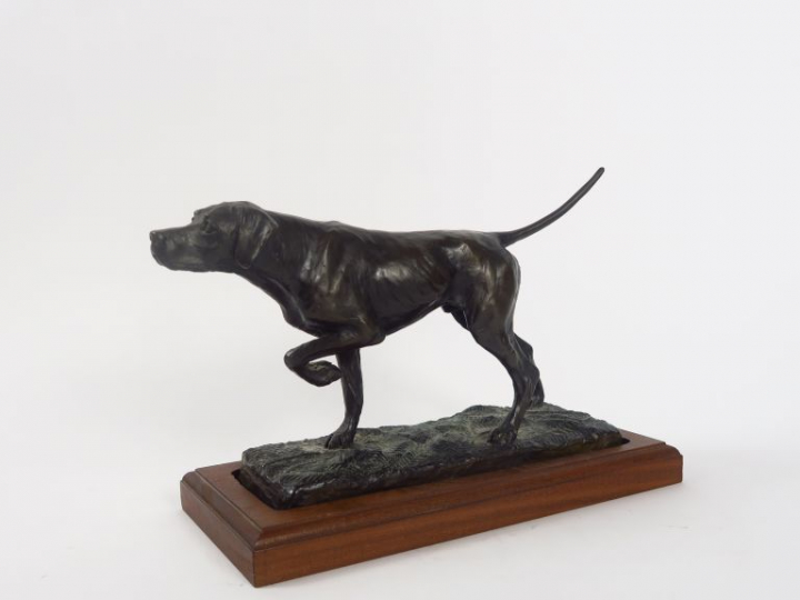 Ecole française Xxème. "Braque à l'arrêt". Sujet en bronze à patine br