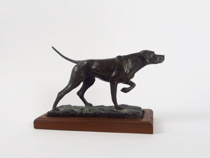 Ecole française Xxème. "Braque à l'arrêt". Sujet en bronze à patine br