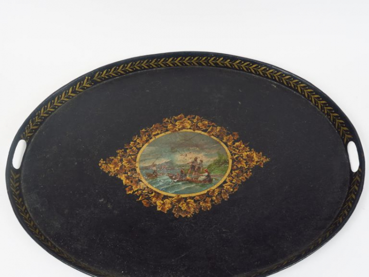 Plateau Napoléon III en tôle, à décor polychrome de scène de pêche dan