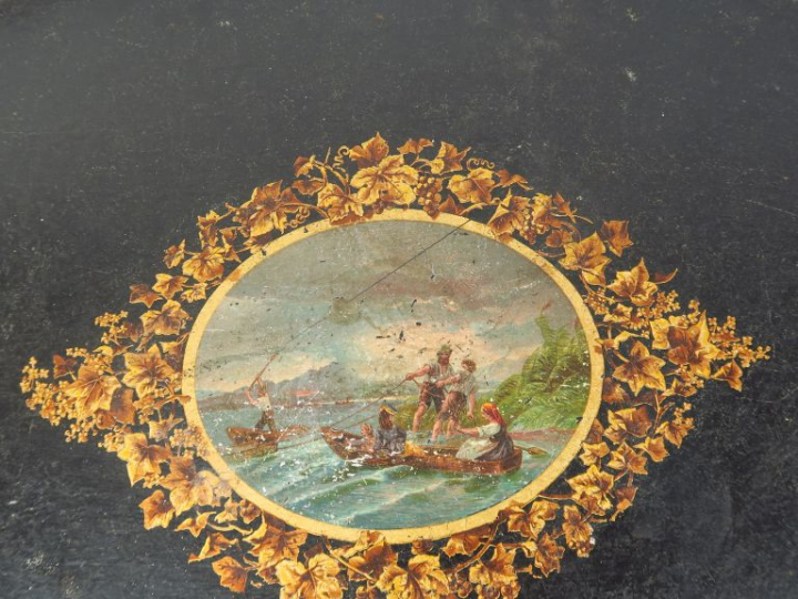 Plateau Napoléon III en tôle, à décor polychrome de scène de pêche dan