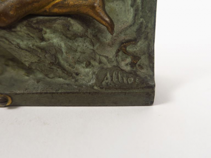 ALLIOT. "Avant le bain". Plaque en régule 1900 en régule vert et doré.