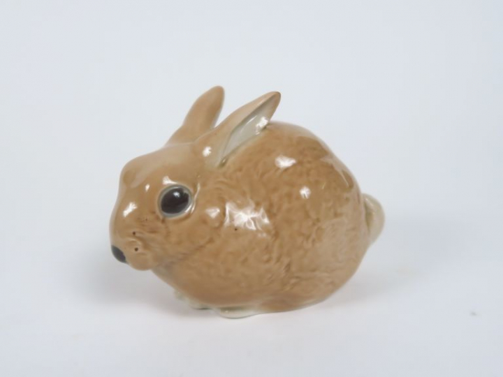 Sujet en porcelaine polychrome allemande "Lapin". 8 x 10 cm