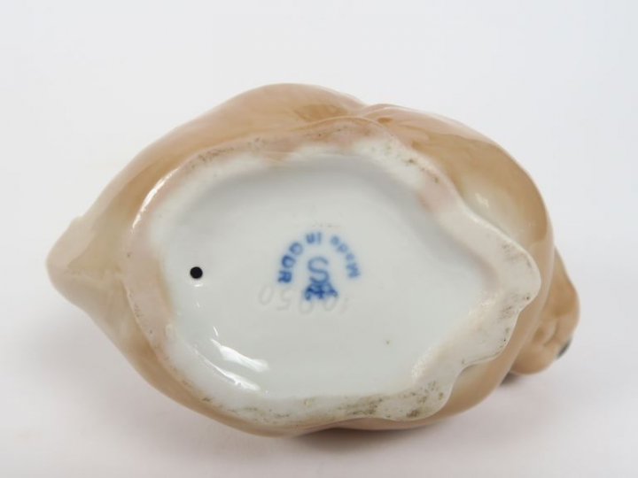 Sujet en porcelaine polychrome allemande "Lapin". 8 x 10 cm