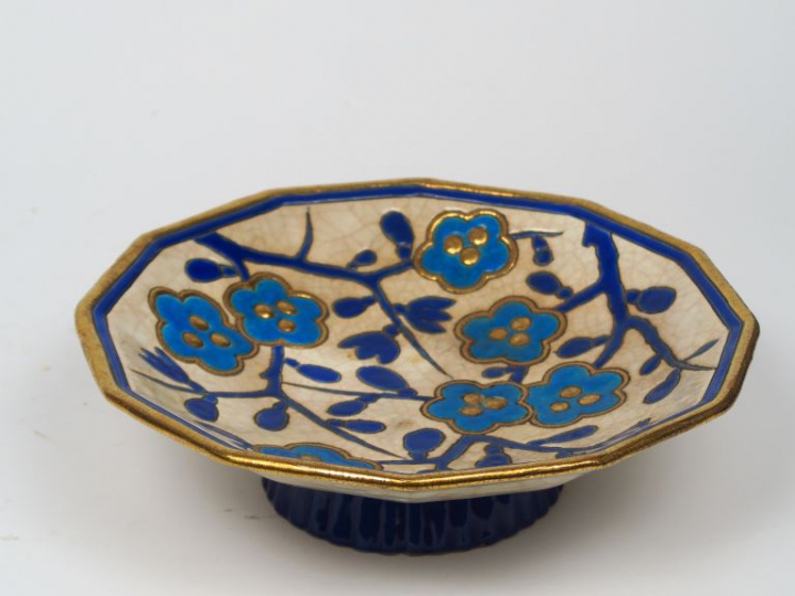 LONGWY. Coupe sur talon Art déco en émaux à décor de branchages fleuri