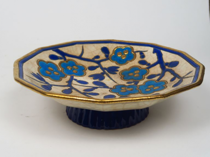 LONGWY. Coupe sur talon Art déco en émaux à décor de branchages fleuri