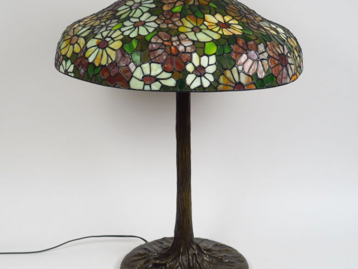 Grande lampe de style 1900 en bronze et verre multicolore.  H. 78 cm