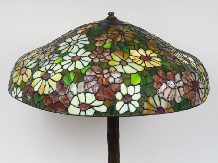 Grande lampe de style 1900 en bronze et verre multicolore.  H. 78 cm